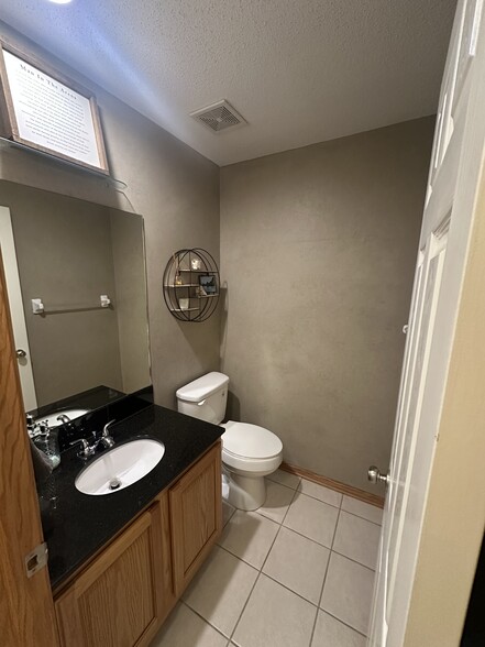 Main floor bathroom. - 2132 Ridgeview Cir