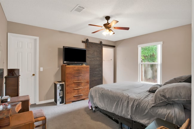 Building Photo - 3 Bed 2 Bath Home in Desired Neighborhood in West Pensacola