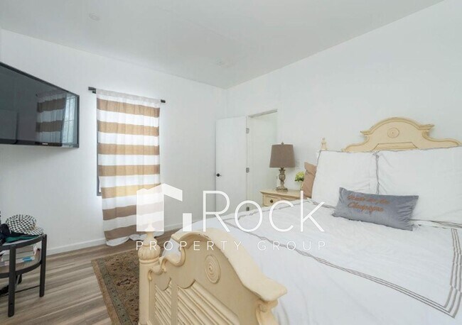 Building Photo - Contemporary 2 Bedroom plus Office/Bonus Room with Loft near Uptown and Plaza Districts   ~One Mo...