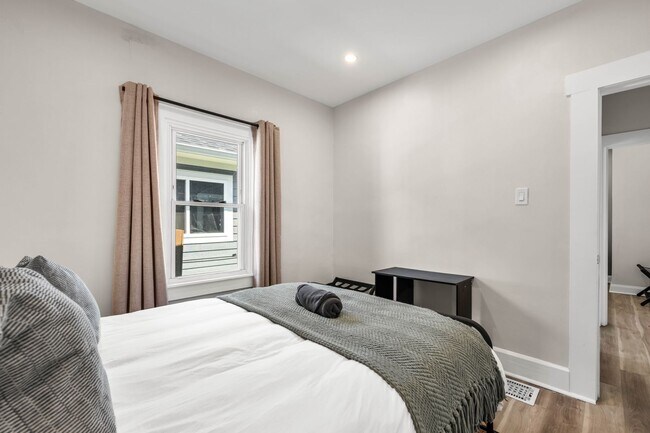 Building Photo - 1215 N Warman Ave