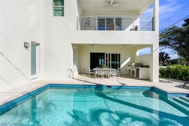 Building Photo - 596 111th Ave N