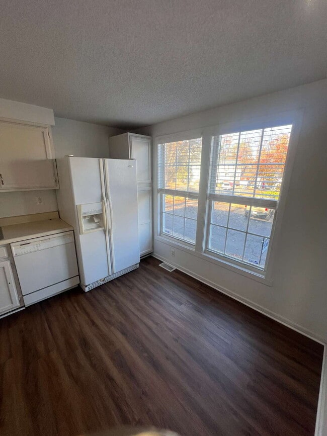 Building Photo - Charming 3-Level Townhome in Prime North Stafford Location