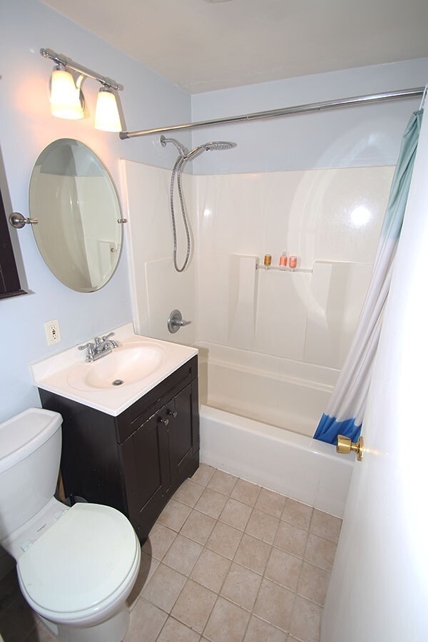 Building Photo - CHARMING 2 BED WEDGWOOD HOME W WOOD FLOORS, LARGE SHED, & LARGE LOT!