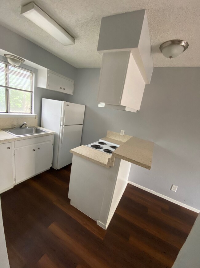 Building Photo - Redwood North — Your Midtown Hideout Near(...