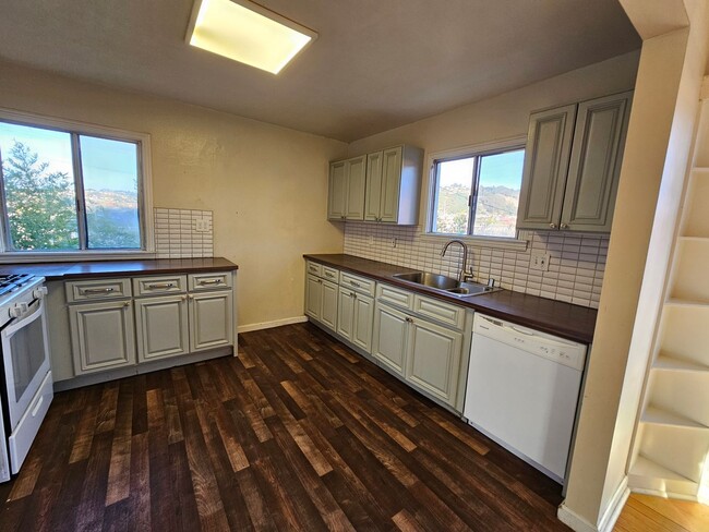 Building Photo - Large 5 bedroom 2 bath Split Level House w...
