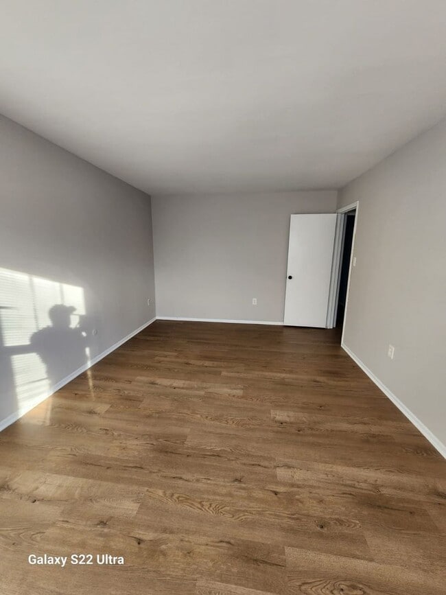 Building Photo - "Charming 3-Bedroom Townhouse: Your Ideal ...