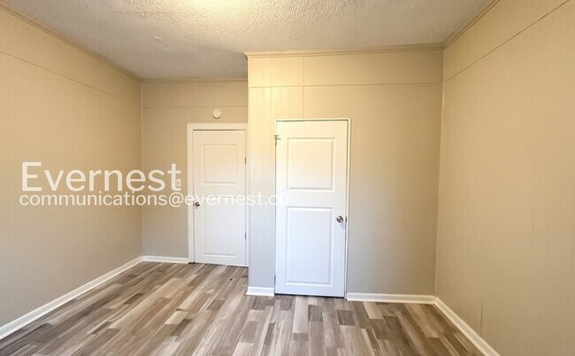 Building Photo - 3-Bedroom Home with Off-Street Parking / Pet-Friendly / Vouchers Accepted / Available Now!