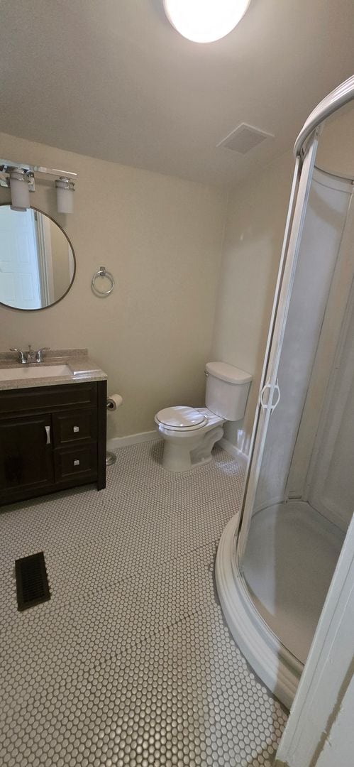 Building Photo - Freshly Renovated 3 bedroom available!