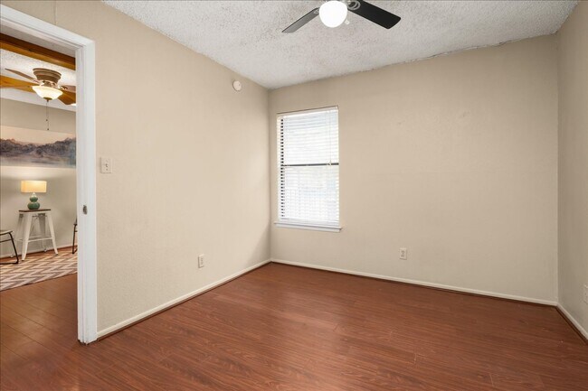 Building Photo - Great Location, Immediate Move In available - 2 bed / 2 bath Condo - 100% off First Month's rent!