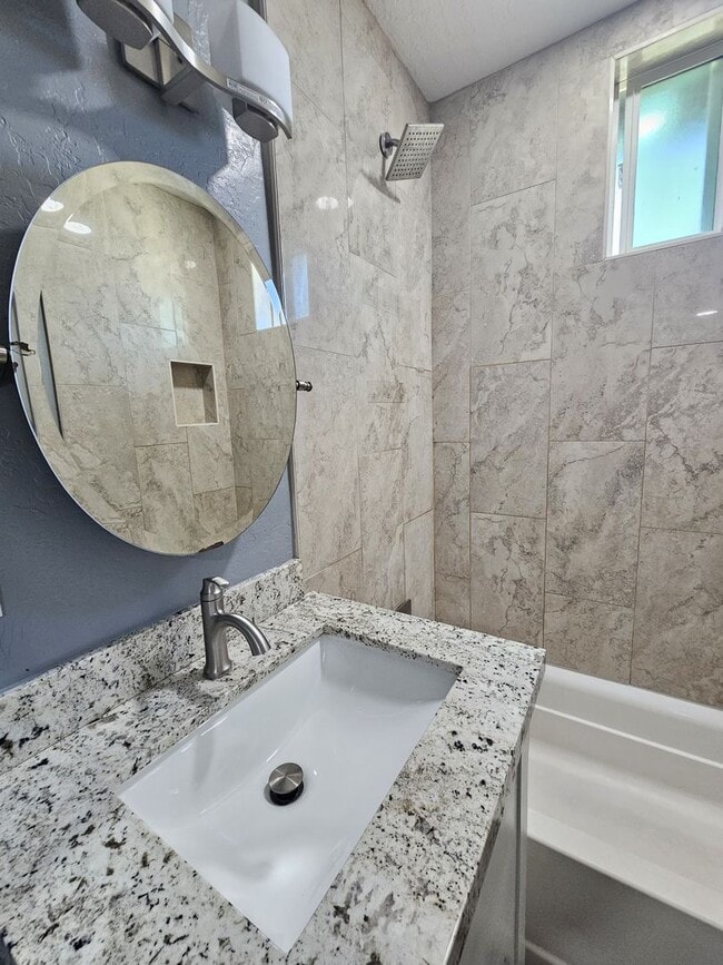 Building Photo - Charming Home 3 bedrooms 1 bath Large Yard.