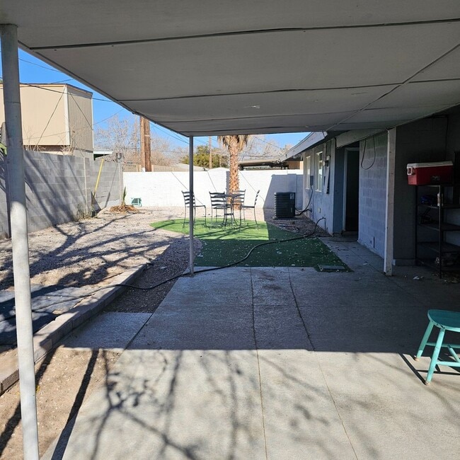 Building Photo - Upgraded 5-Bedroom Home with Open Floor Plan & Large Lot!