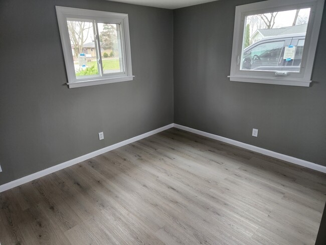 Building Photo - 910 W Windsor Ave