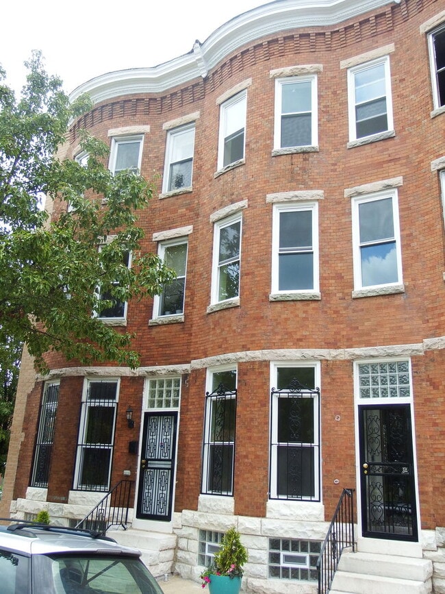 Building Photo - Beautiful Renovated Four bedroom Townhome
