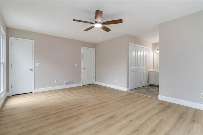 Building Photo - 3230 Cedar Bluff Dr NE