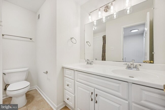 Building Photo - 12260 Greenleaf Ave