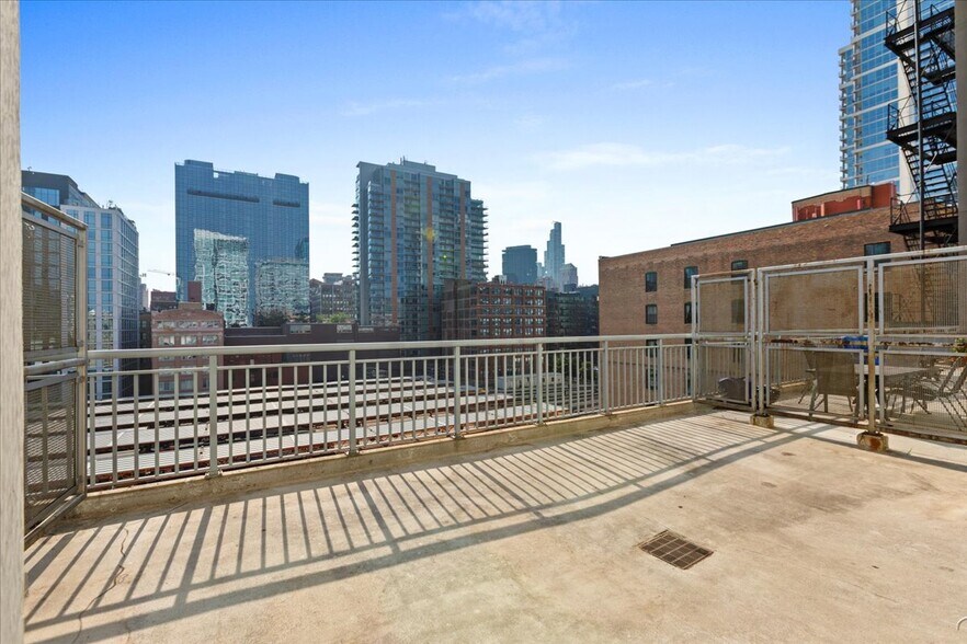 Building Photo - 701 S Wells St