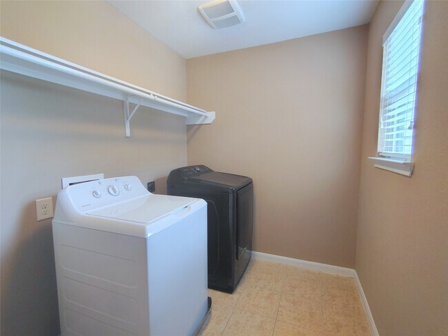 Building Photo - 1206 Larks Trace Ln