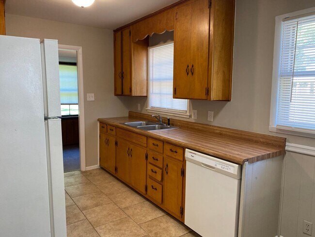 Building Photo - 3-Bedroom  cutie ! APPLY today at All3Real...