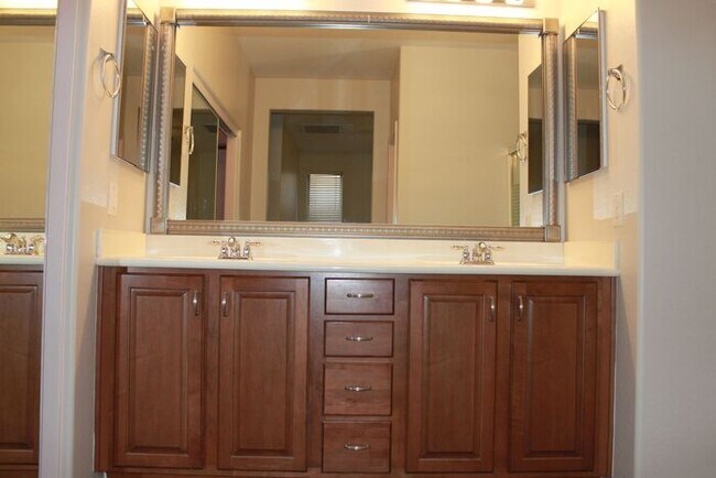 Building Photo - 3 Bedroom in Lyons Gate!