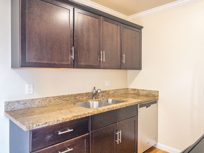 Building Photo - 2BD 1BA Recently Renovated Unit! Parking! ...