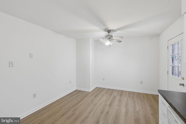 Building Photo - 4904 Hollywood Rd