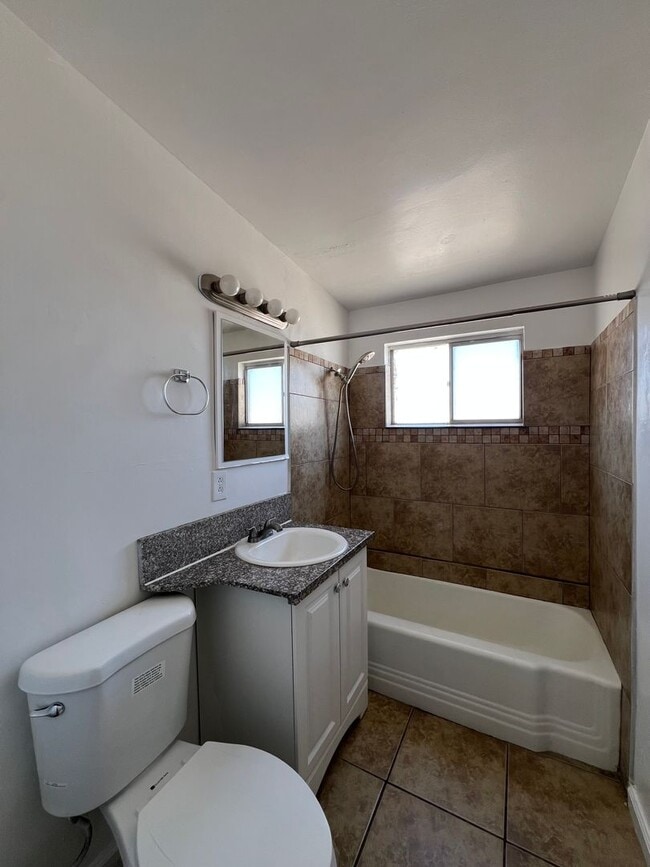 Building Photo - 608 E Fredricks St