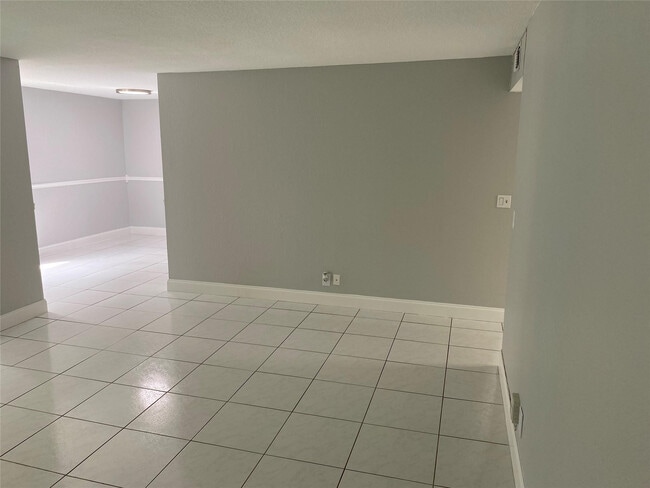 Building Photo - 2700 Coral Springs Dr