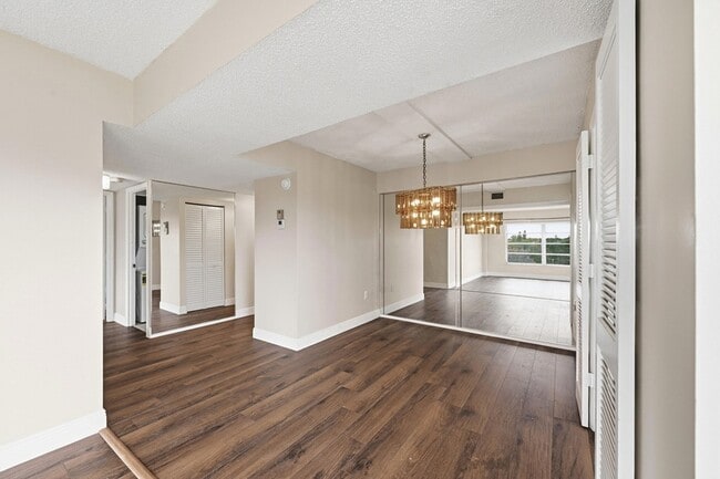 Building Photo - 4158 Inverrary Dr