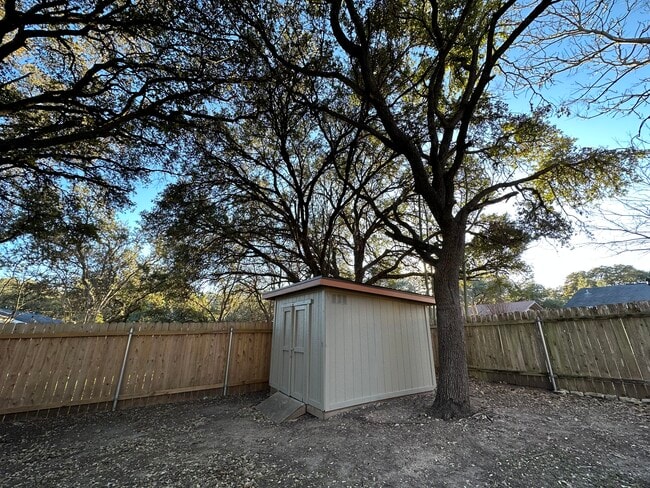 Building Photo - 7306 Broken Arrow Ln