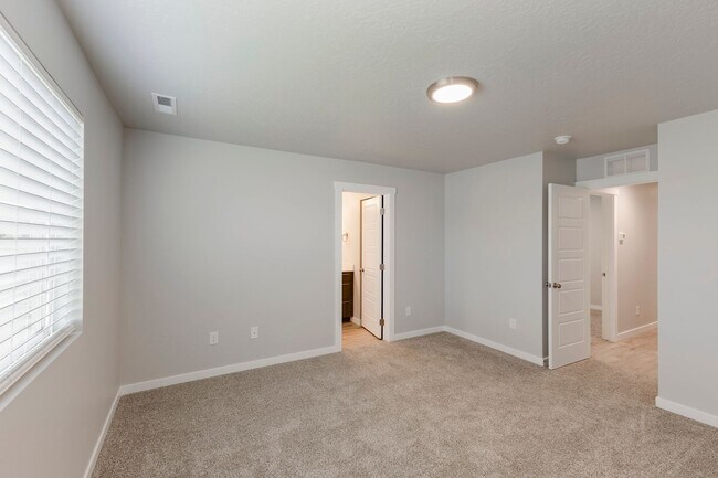 Building Photo - Charming Attached Townhome in Nampa at an Incredible Price!