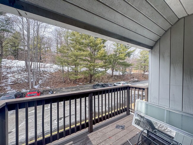 Building Photo - Large 2-Bed/1-Bath w/ Private Balcony & In...