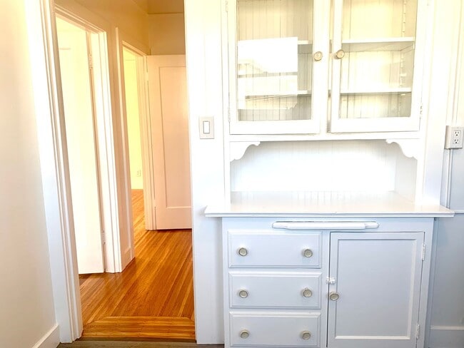 Building Photo - Richmond Dist. Bright 1 Bed/! Bath Flat w/ Hardwood Floors and Walk In Closets