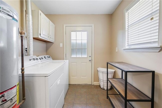 Building Photo - 4920 Robin Hood Dr