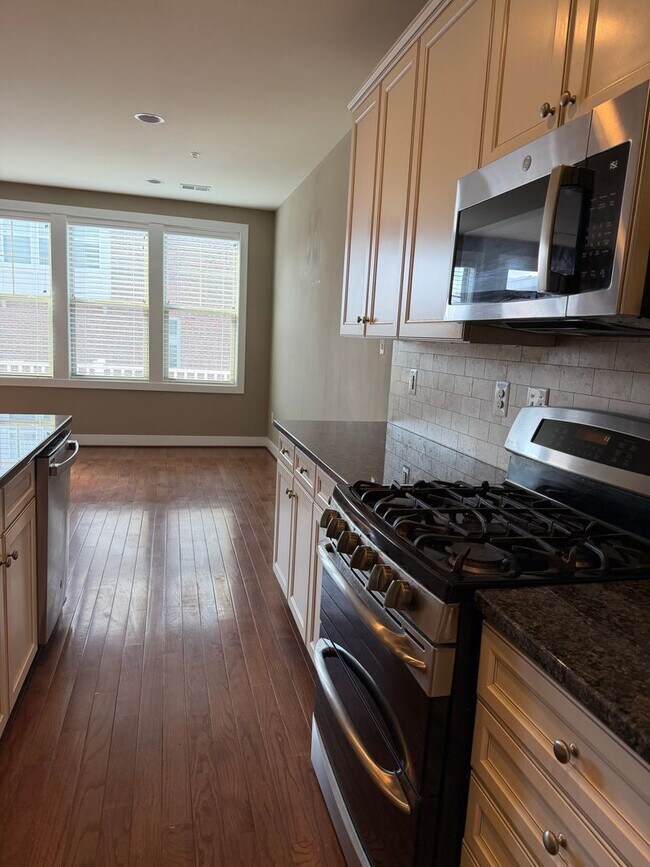 Building Photo - 4 LEVEL TOWNHOUSE WITH 2 CAR GARAGE, WALKING DISTANCE TO DOWNTOWN CROWN