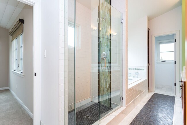 Building Photo - Loma Portal Craftsman with Views