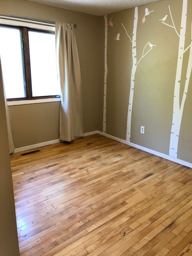 Building Photo - $3,050 |5 Bedroom 3 Bath |Fenced Backyard| Deck| Laundry| Basement