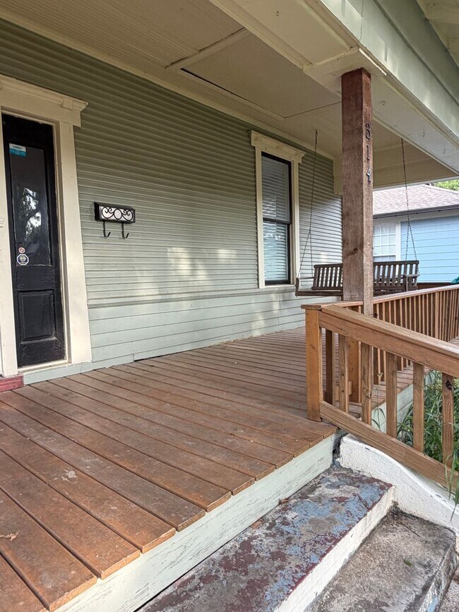 Building Photo - Stylish 2/2 Bungalow with Modern Kitchen & Spacious Backyard
