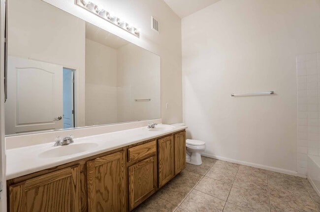 Building Photo - 2 bedroom condo in the heart of Henderson!
