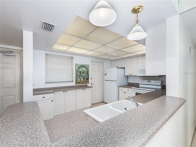 Building Photo - 5108 Brittany Dr S