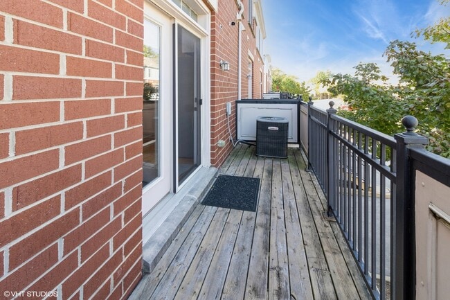 Building Photo - 2224 S Crambourne Way