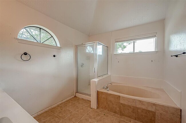 Building Photo - 2026 Sandy Knoll Dr