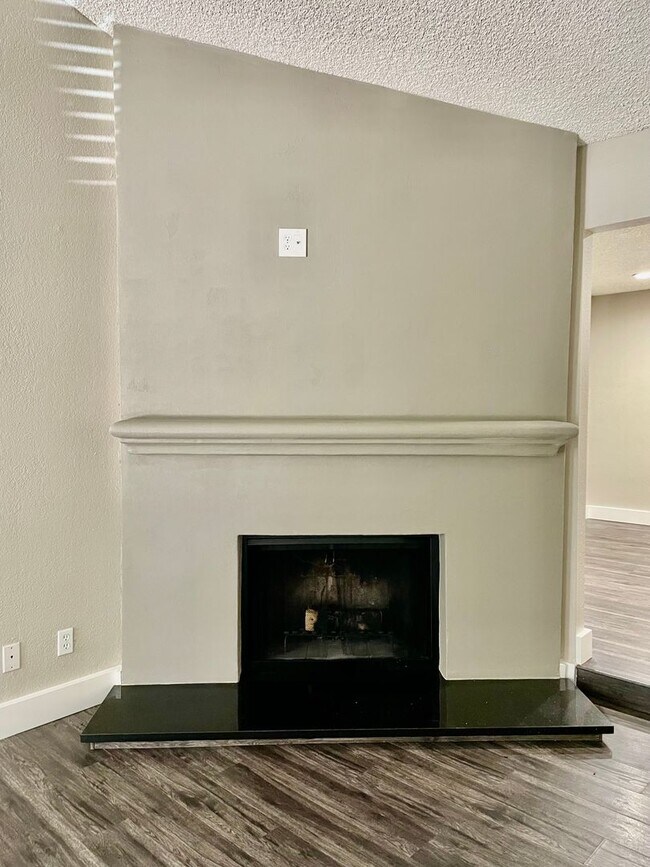 Building Photo - LARKSPUR 2431-2433