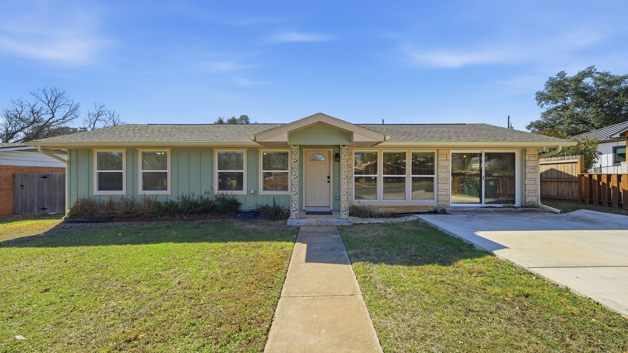 Building Photo - 1409 Highland Dr