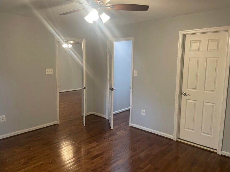 Building Photo - 10024 Vanderbilt Cir