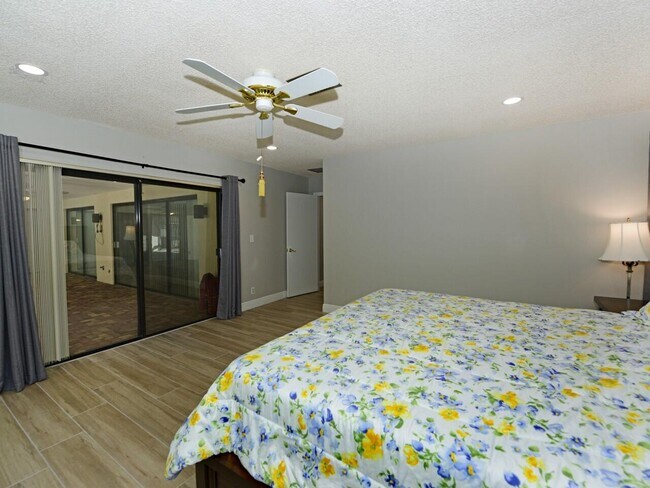 Building Photo - 5979 Pinebrook Dr