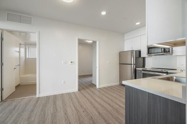 Building Photo - New Contemporary Sunny Apartment With Views