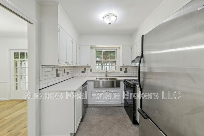 Building Photo - 98 La Rue Pl NW