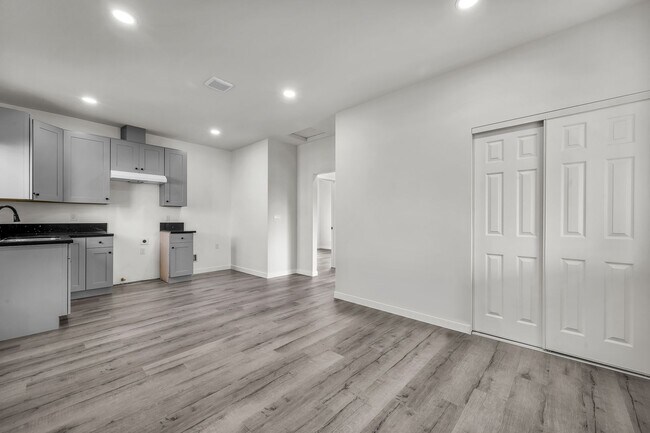 Building Photo - 5842-5840 Denver Ave