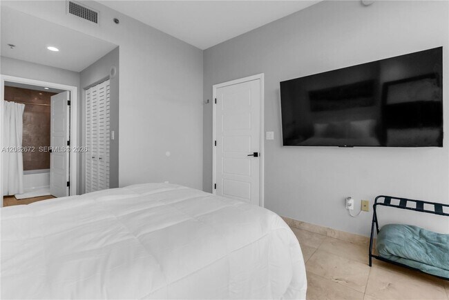 Building Photo - 6515 Collins Ave
