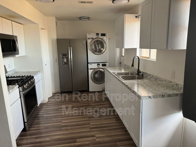 Building Photo - 940 N Sonora St